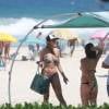 Rafa Brites esbanja boa forma de biquíni em praia do Rio, no domingo, 10 de abril de 2016