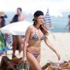 Rafa Brites esbanja boa forma de biquíni em praia do Rio, no domingo, 10 de abril de 2016
