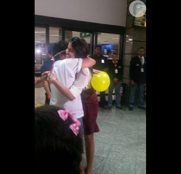 Munik, vencedora do 'BBB16', recebeu o carinho de fãs ao chegar no aeroporto de Goiás