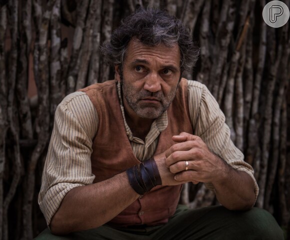 Em 'Velho Chico', Santo (Domingos Montagner) descobre que Edenílson (Flávio Rocha) está traindo a cooperativa e vendendo a colheita para Afrânio (Antonio Fagundes)