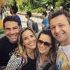 Sandy posa com o marido, Lucas Lima, Wanessa e Marcos Buaiz na Disney