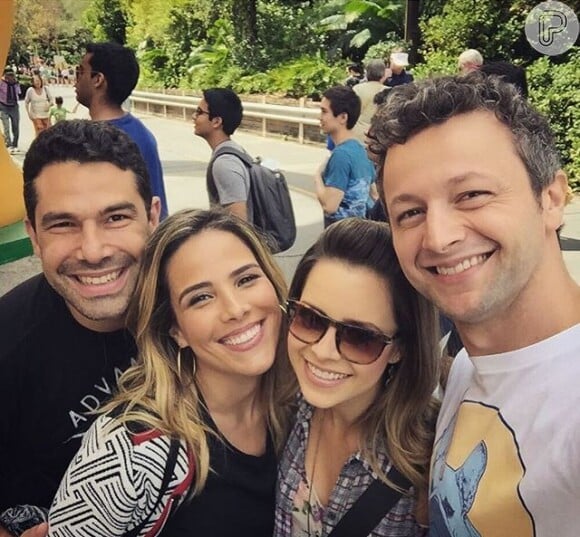 Sandy posa com o marido, Lucas Lima, Wanessa e Marcos Buaiz na Disney