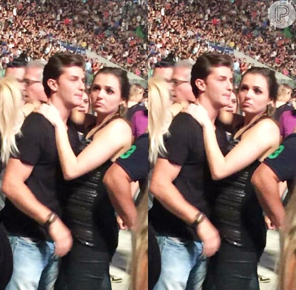 Monica Iozzi foi clicada em clima de romance com Klebber Toledo durante show do Maroon 5 em São Paulo
