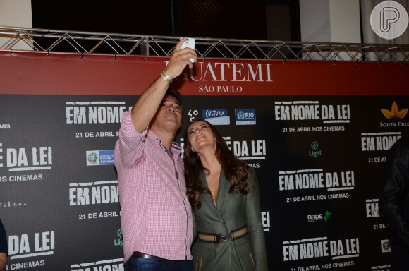 Paolla Oliveira usa look de R$ 23 mil no lançamento do filme 'Em Nome da Lei', em São Paulo, nesta segunda-feira, 11 de abril de 2016