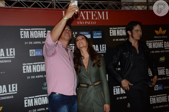 Paolla Oliveira usa look de R$ 23 mil no lançamento do filme 'Em Nome da Lei', em São Paulo, nesta segunda-feira, 11 de abril de 2016