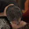 Lili (Vivianne Pasmanter) e Germano (Humberto Martins) se beijam após dançarem juntos, na novela 'Totalmente Demais'. 'Você, de novo nos meus braços, era tudo o que eu queria', diz o pai de Eliza (Marina Ruy Barbosa)
