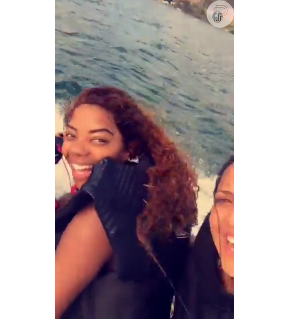 Em seu Snapchat, Ludmilla registrou o passeio junto de uma amiga em uma praia no Rio de Janeiro
