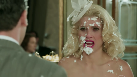 Flávia Alessandra leva torta na cara em 'Êta Mundo Bom!' e bomba na web: 'Quero'