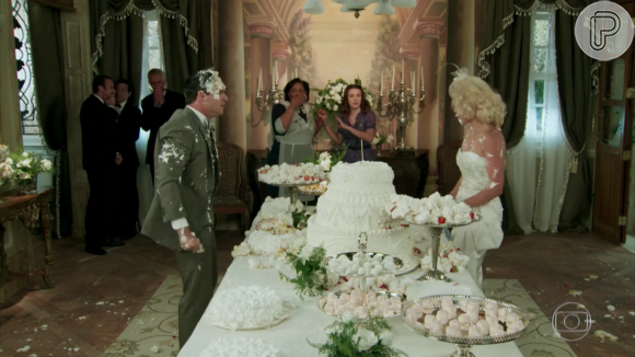 Sandra (Flávia Alessandra) e Celso (Rainer Cadete) se sujaram durante a cena de guerra de bolo