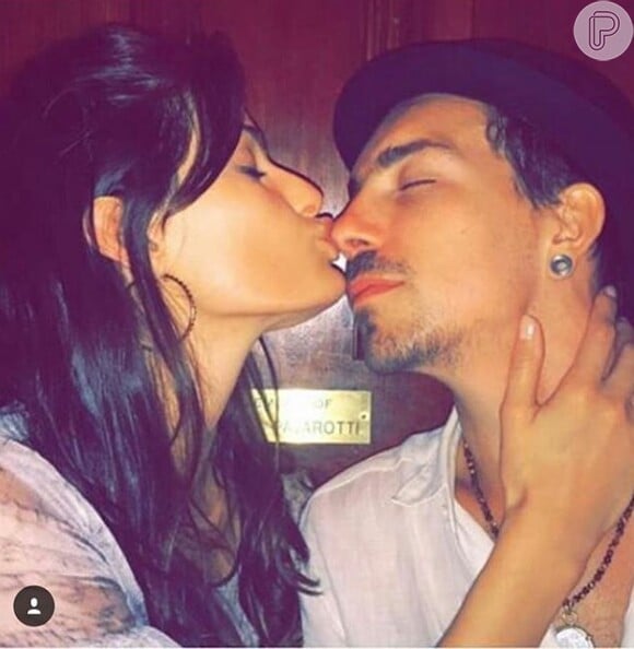 Di ferrero também postou uma foto ganhando um beijo da namorada, Isabeli Fontana