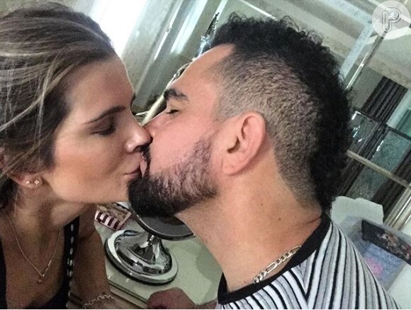 Luciano Camargo postou foto beijando a mulher, Flávia Fonseca