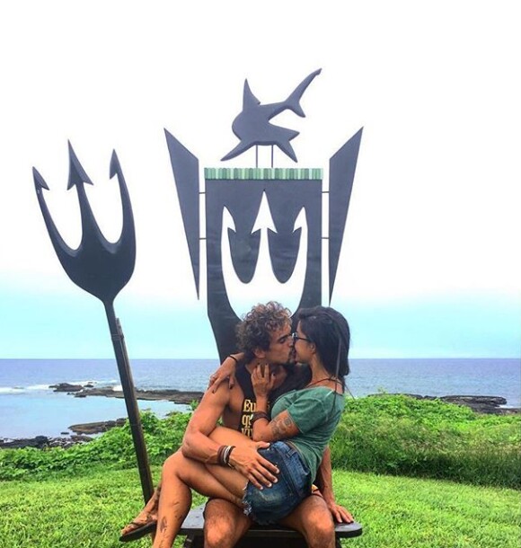Aline Riscado postou uma foto beijando o namorado, Felipe Roque