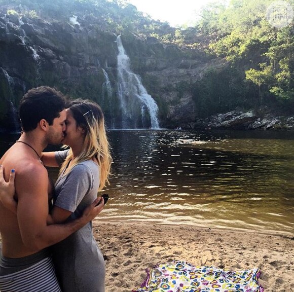 Rainer Cadete postou uma foto beijando a namorada, Taianne Raveli