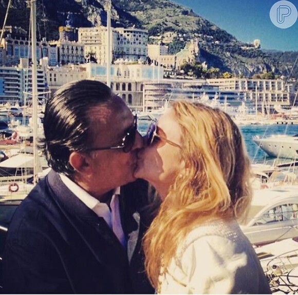 Galvão Bueno postou uma foto beijando a mulher, Desirée Soares