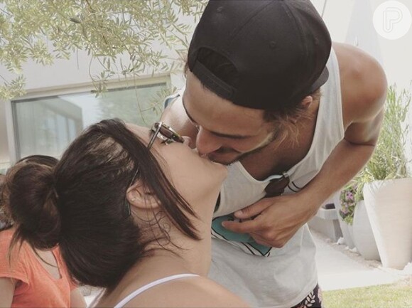 Giulia Costa fez homenagem ao namorado, Brenno Leone, e postou uma foto beijando o ator