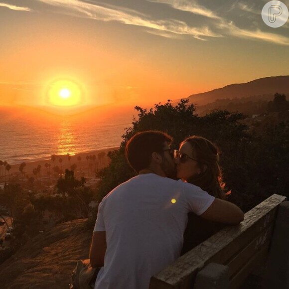 Claudia Leita postou uma foto beijando o marido, Márcio Pedreira