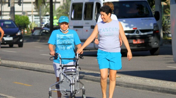 Claudia Rodrigues passeia pela orla do Rio quatro meses após transplante. Fotos!