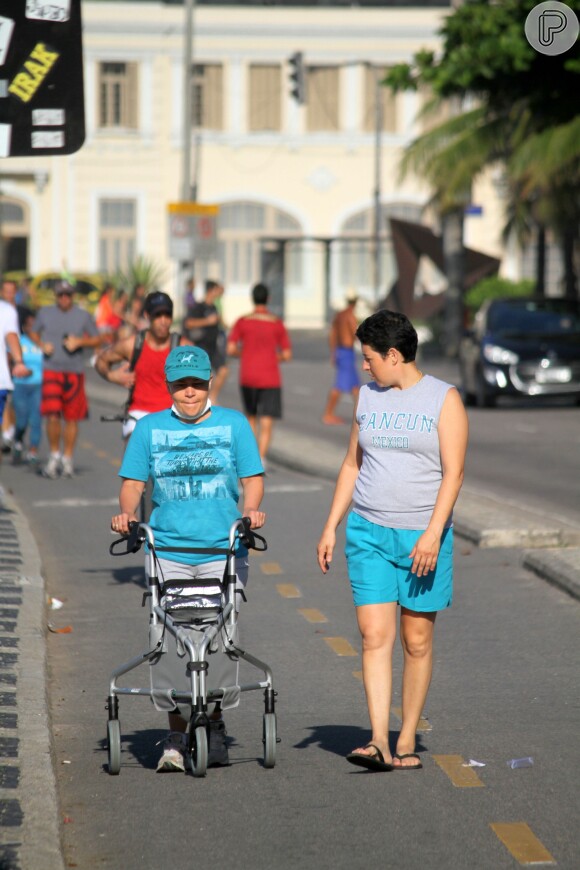 Claudia Rodrigues usou um andador durante seu passeio pela orla do Leblon