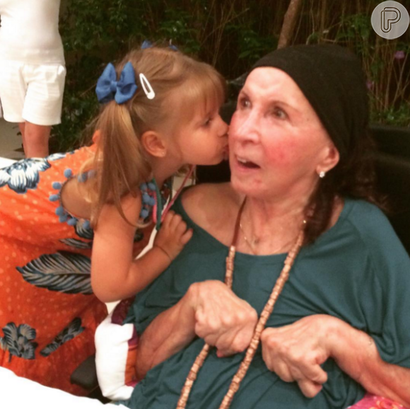 Dona Alda, mãe de Xuxa Meneghel, tem dificuldades para se comunicar por conta de doença