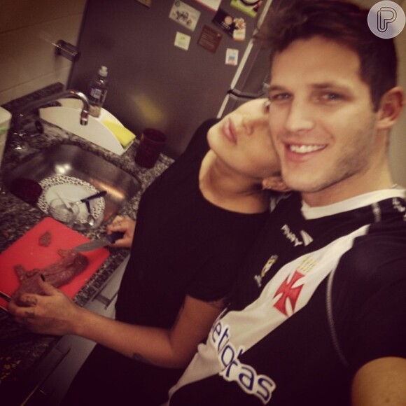 Dani Bolina namora o modelo Raphael Lacchine, ex-namorado de Bárbara Evans, em 7 de outubro de 2013