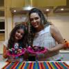 Tânia Mara prepara cupcakes com a filha, Maysa: 'Ela adora cozinhar'