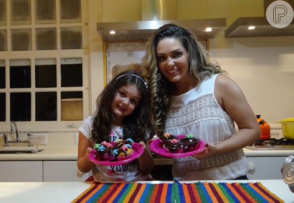 Tânia Mara prepara cupcakes com a filha, Maysa: 'Ela adora cozinhar'