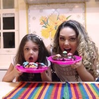 Aprenda a fazer cupcakes com Maysa e sua mãe, Tânia Mara: 'Cenoura e chocolate'