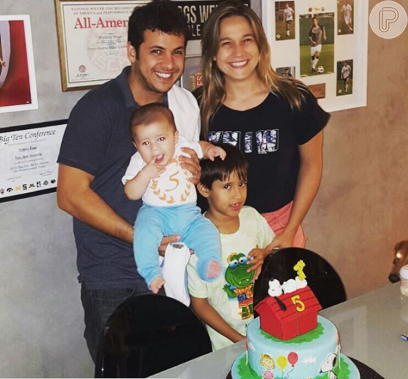 Matheus Braga e Fernanda Gentil posam com o filho, Gabriel, de 7 meses, e o enteado da jornalista, Lucas, de 8 anos
