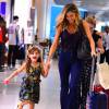 Grazi Massafera brinca com a filha, Sofia, ao embarcar em aeroporto no Rio nesta quinta-feira, dia 14 de abril de 2016