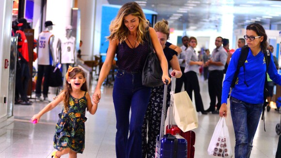 Grazi Massafera corre ao embarcar com a filha, Sofia, no aeroporto. Fotos!