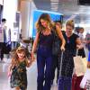 Sofia brincou ao correr com a mãe, Grazi Massafera, em aeroporto no Rio nesta quinta-feira (14)