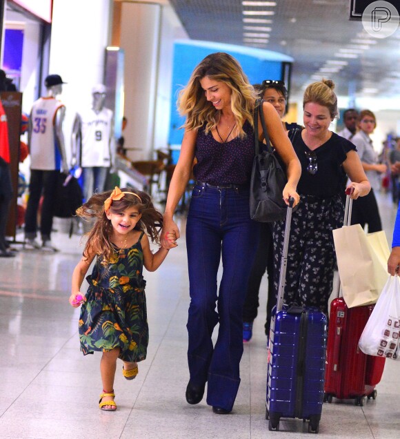 Sofia brincou ao correr com a mãe, Grazi Massafera, em aeroporto no Rio nesta quinta-feira (14)