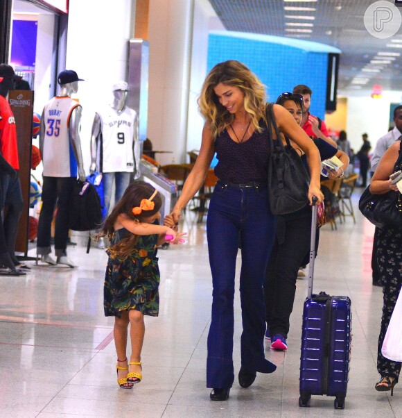 Grazi Massafera tem as mãos observadas por Sofia durante embarque em aeroporto no Rio