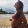 De biquíni, Thais Fersoza já havia mostrado a barriga de cinco meses de gravidez em seu aniversário de 32 anos, nesta quarta-feira, 13 de abril de 2016