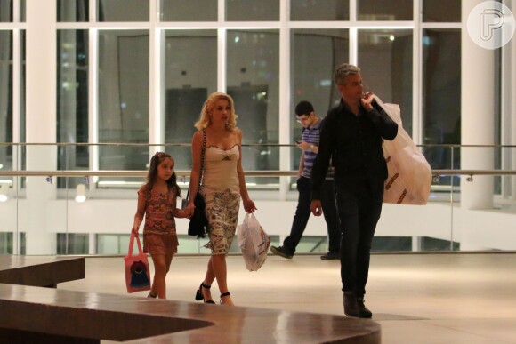 Flávia e Otaviano passeiam com a filha em shopping do Rio de Janeiro