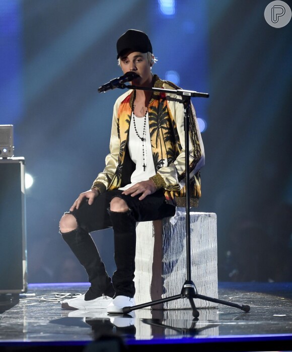 Justin Bieber usou a jaqueta YSL durante apresentação no Brit Awards 2016, em Londres