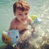 Gabriel, de 3 anos, brinca na piscina do hotel