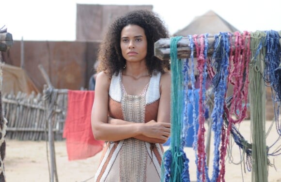 Radina (Aisha Jambo) fica triste ao saber por Deborah (Pérola Faria) que Hur (Floriano Peixoto) pediu Miriã (Larissa Maciel) em casamento, na novela 'Os Dez Mandamentos - Nova Temporada'