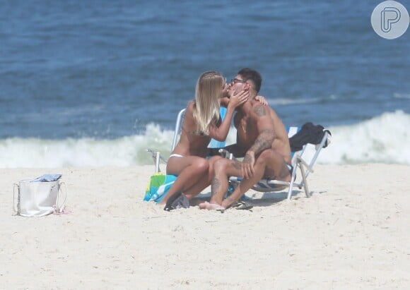 Lucas Lucco trocou beijos com a modelo Paula Monnerat