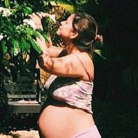 Paloma Duarte exibe barrigão na reta final da terceira gravidez: 'Lindíssima'