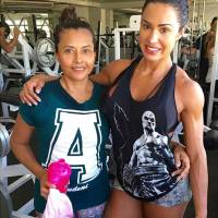 Gracyanne Barbosa treina com a mãe, Ledir, e fãs elogiam: 'Gatonas'. Compare!