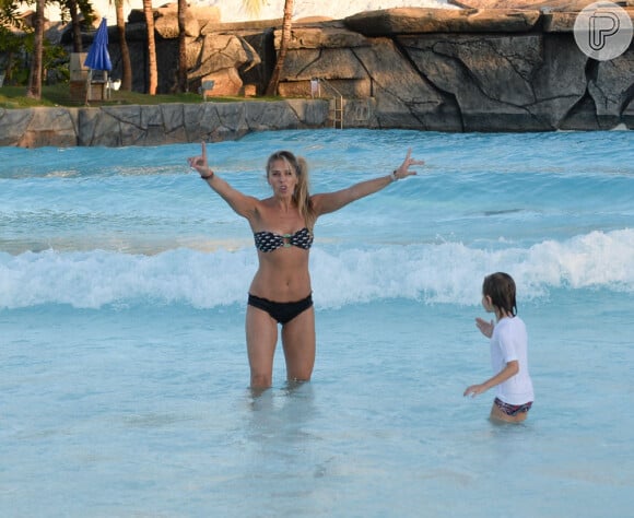 Adriane Galisteu curtiu a piscina na companhia do filho, Vittorio, de 5 anos, em resort em Goiás