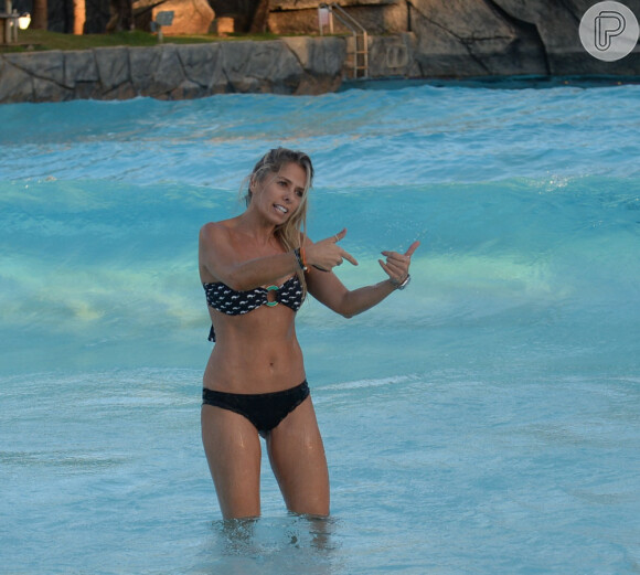 Adriane Galisteu exibiu corpo em ótima forma durante dia de piscina em resort em Goiás nesta sexta-feira, 15 de abril de 2016