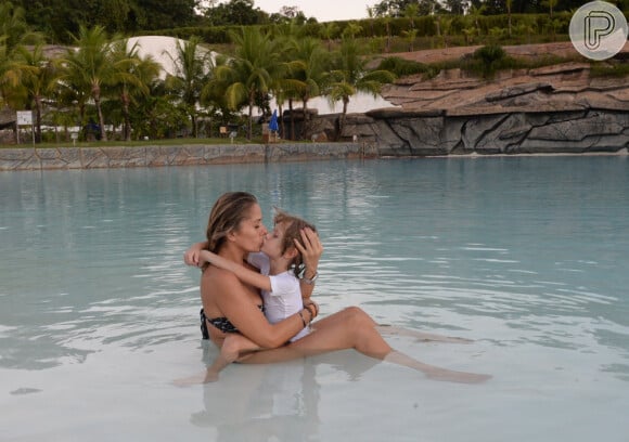 Adriane Galisteu exibiu corpo em ótima forma durante dia de piscina em resort em Goiás nesta sexta-feira, 15 de abril de 2016