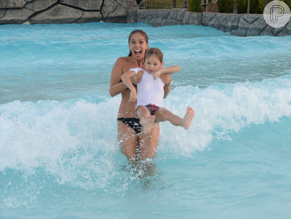 Adriane Galisteu exibiu corpo em ótima forma durante dia de piscina em resort em Goiás nesta sexta-feira, 15 de abril de 2016