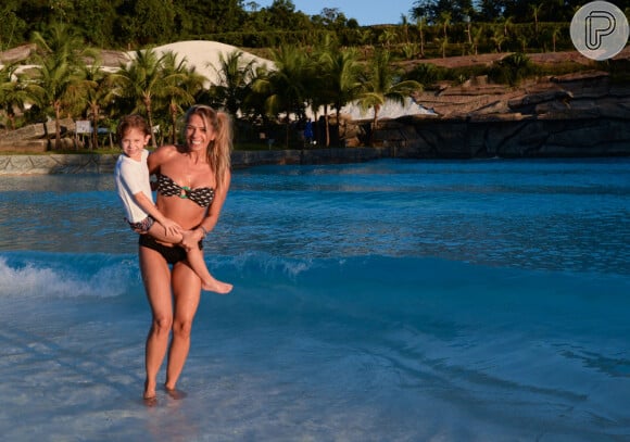 Adriane Galisteu exibiu corpo em ótima forma durante dia de piscina em resort em Goiás nesta sexta-feira, 15 de abril de 2016