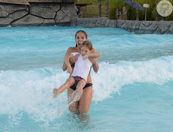 Adriane Galisteu exibiu corpo em ótima forma durante dia de piscina em resort em Goiás nesta sexta-feira, 15 de abril de 2016