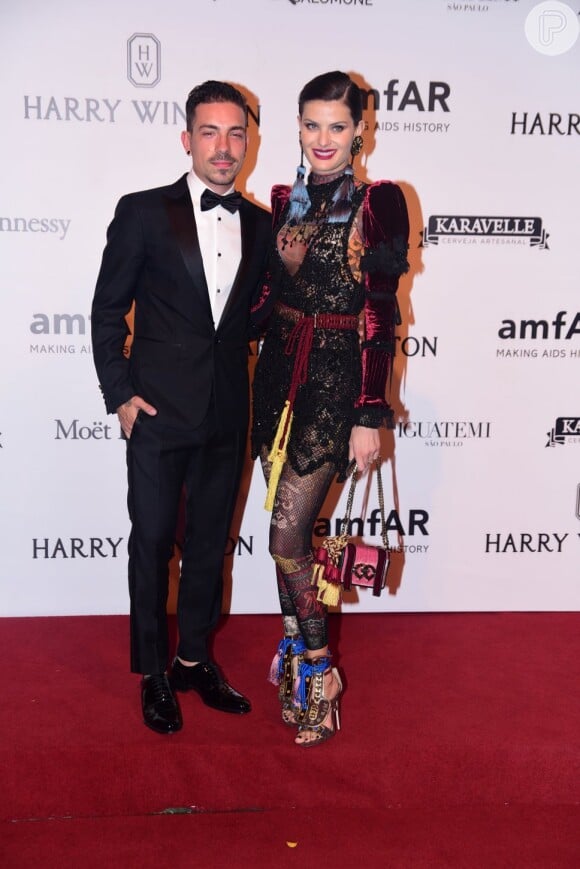 Isabeli Fontana também apostou em look transparente e foi acompanhada de Di Ferrero no baile da amFar nesta sexta-feira, dia 15 de abril de 2016. A peça é da grife dsquared2