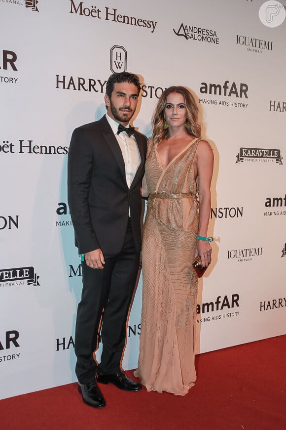 Deborah Secco e o marido, Hugo Moura, em baile de gala da amFar