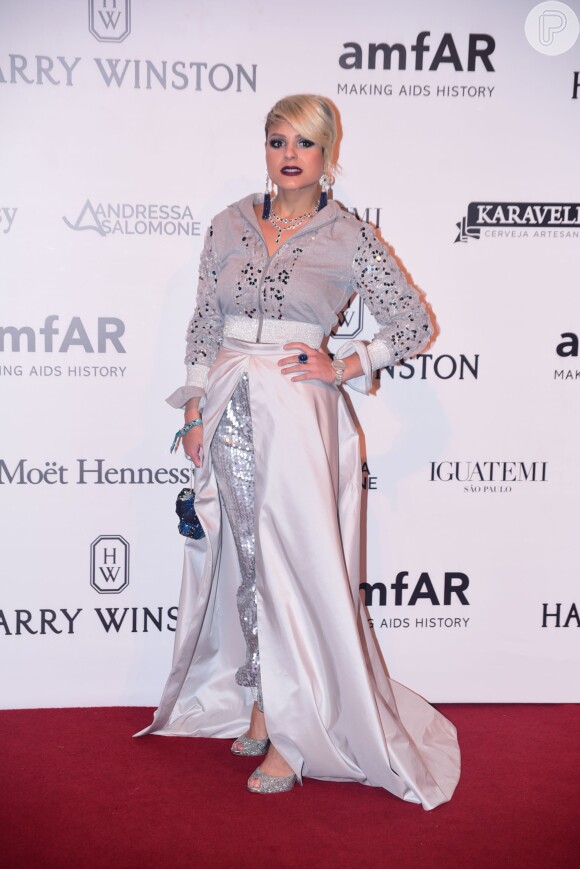 Andressa Salomone posa no red carpet com um look de sua marca
